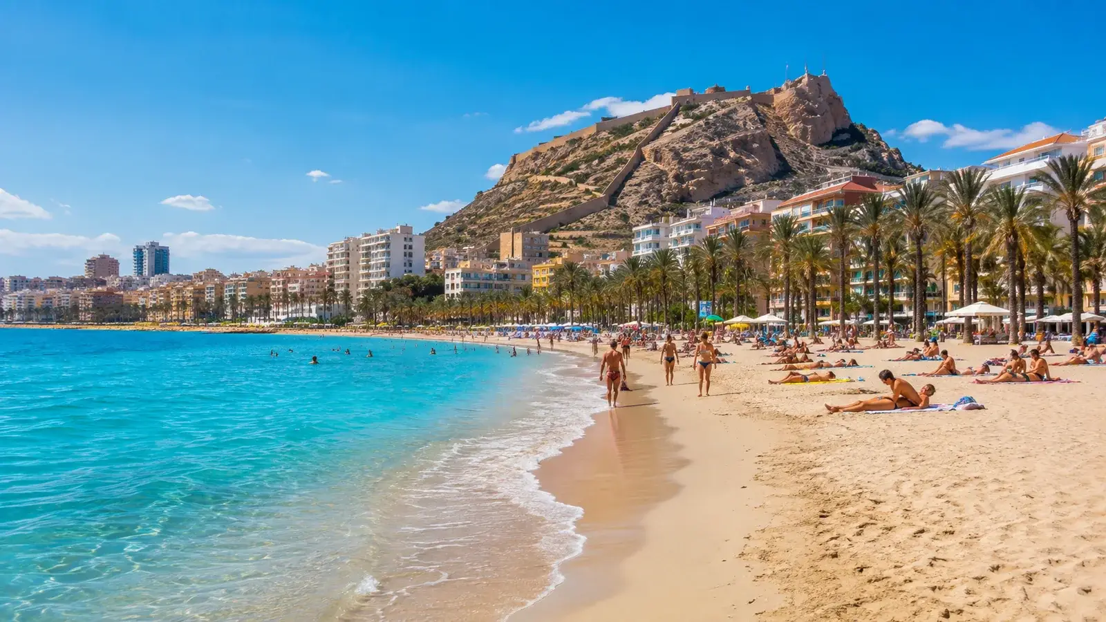 Playa del Postiguet i Alicante med stranden, havet och Santa Bárbara i bakgrunden