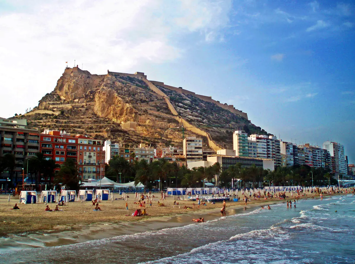 Playa del Postiguet och Castillo de Santa Bárbara i Alicante