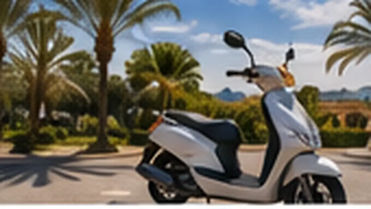 Scooter i en palm- och kustmiljö i Alicante