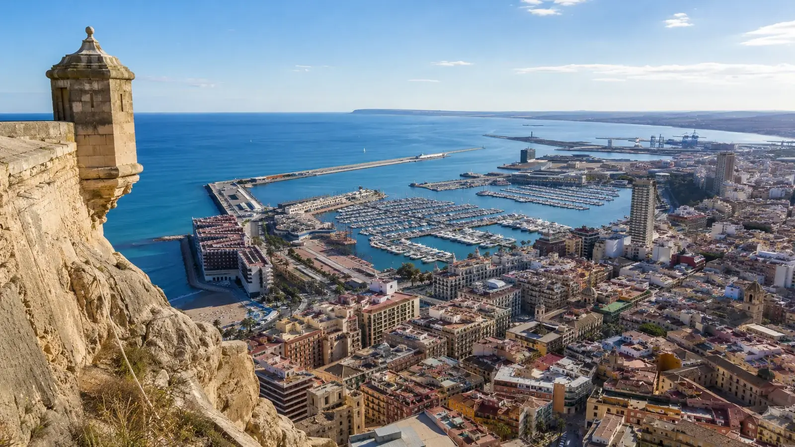 Utsikt över Alicante, hamnen och staden från Santa Bárbara-slottet